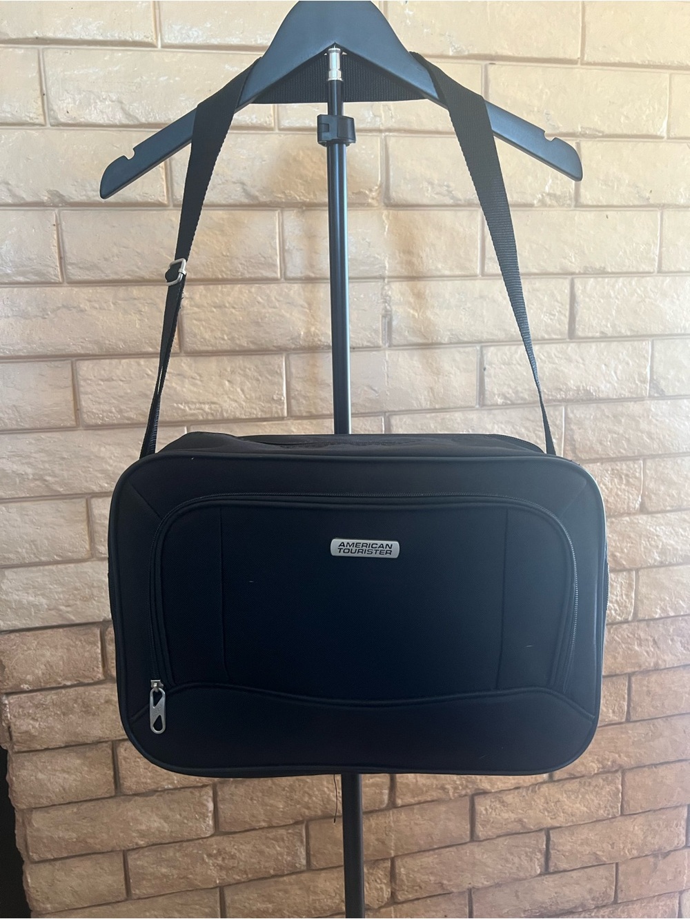 American Tourister Black Men's Messenger Shoulder Bag